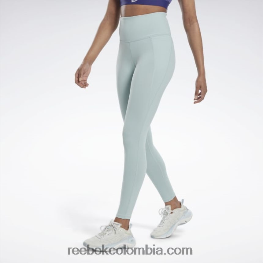 mujer gris junto al mar medias lux de talle alto Reebok D260LP476