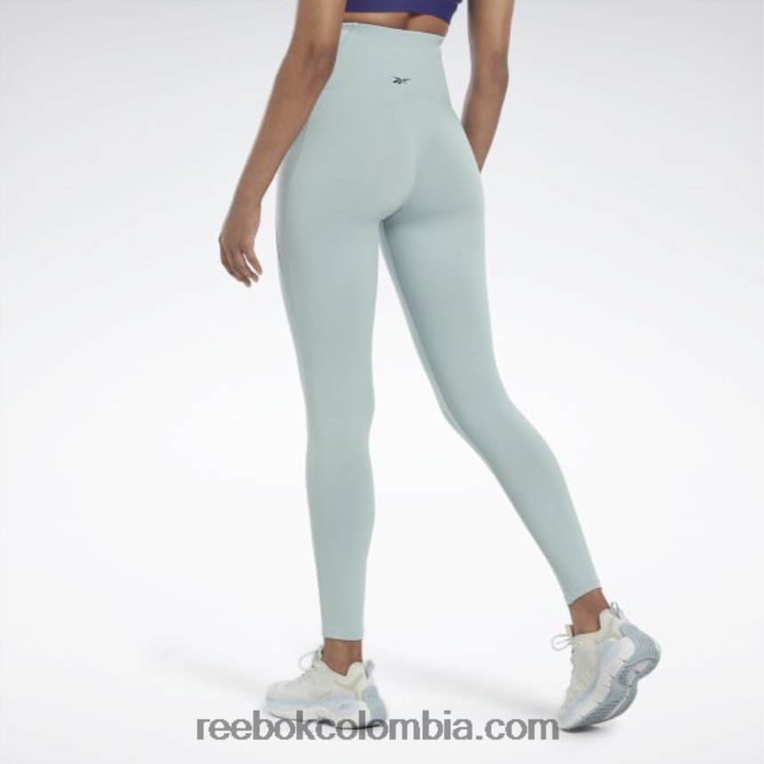 mujer gris junto al mar medias lux de talle alto Reebok D260LP476