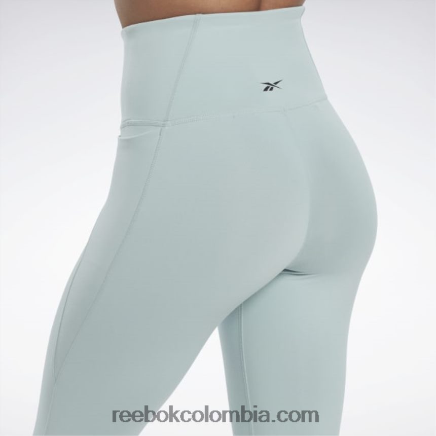 mujer gris junto al mar medias lux de talle alto Reebok D260LP476