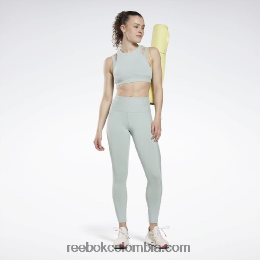 mujer gris junto al mar leggins de canalé con tiro alto Reebok D260LP615