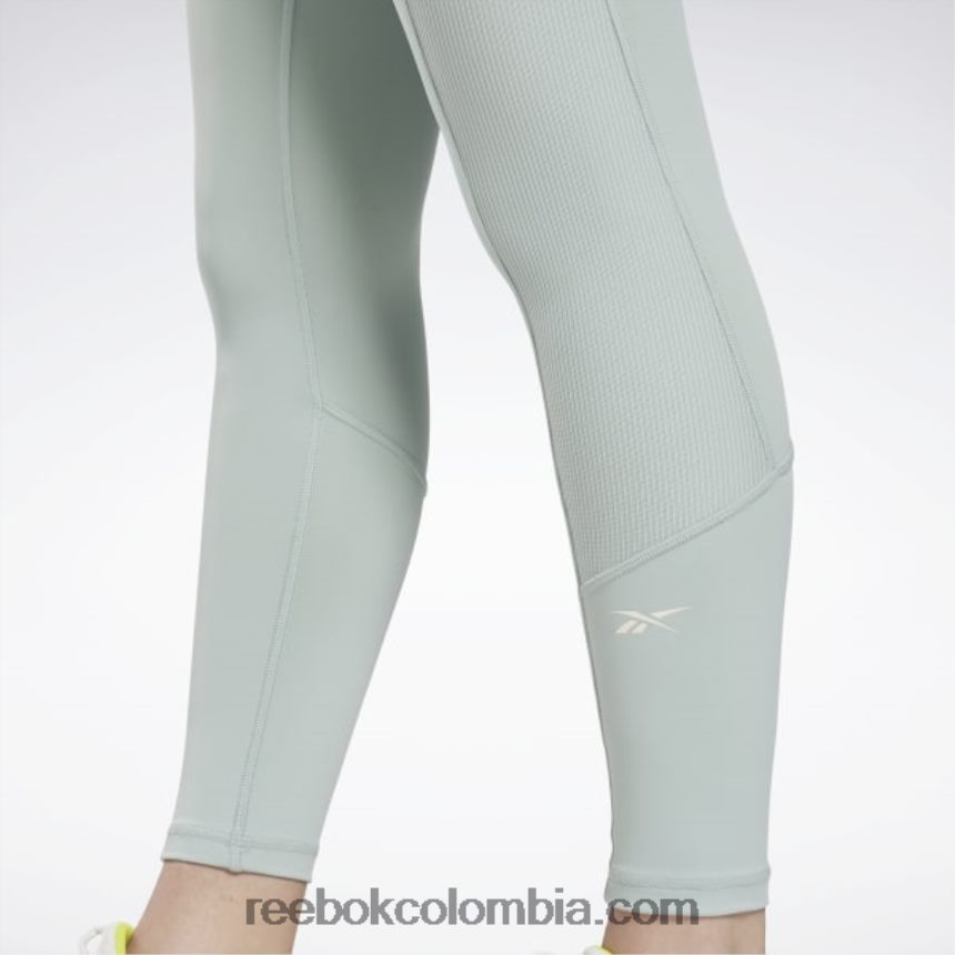 mujer gris junto al mar leggins de canalé con tiro alto Reebok D260LP615