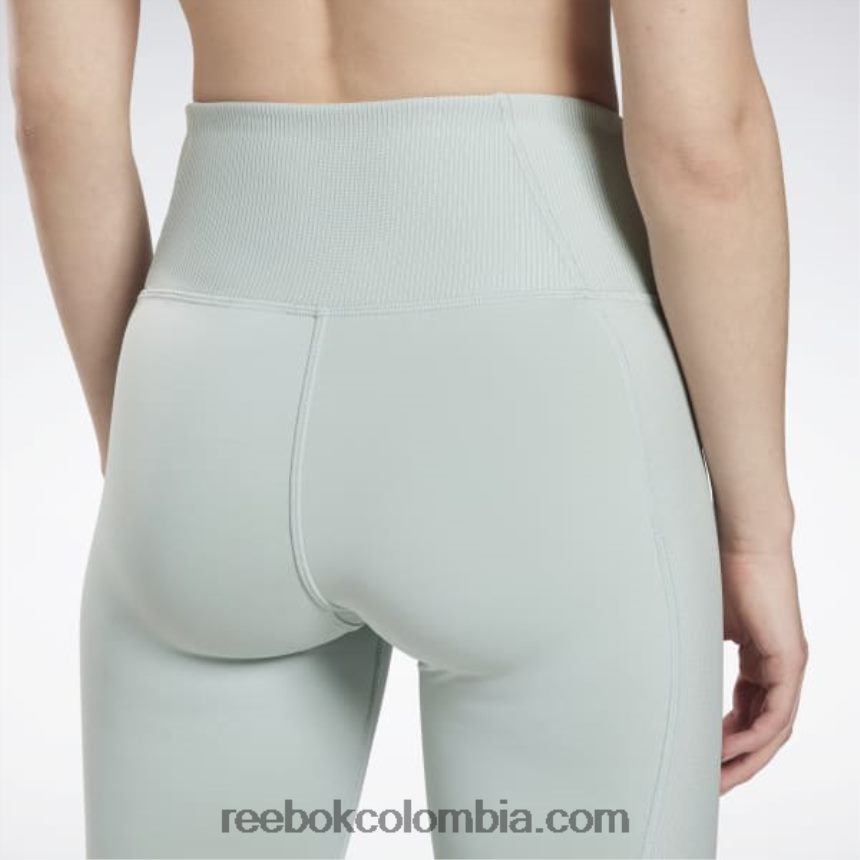 mujer gris junto al mar leggins de canalé con tiro alto Reebok D260LP615