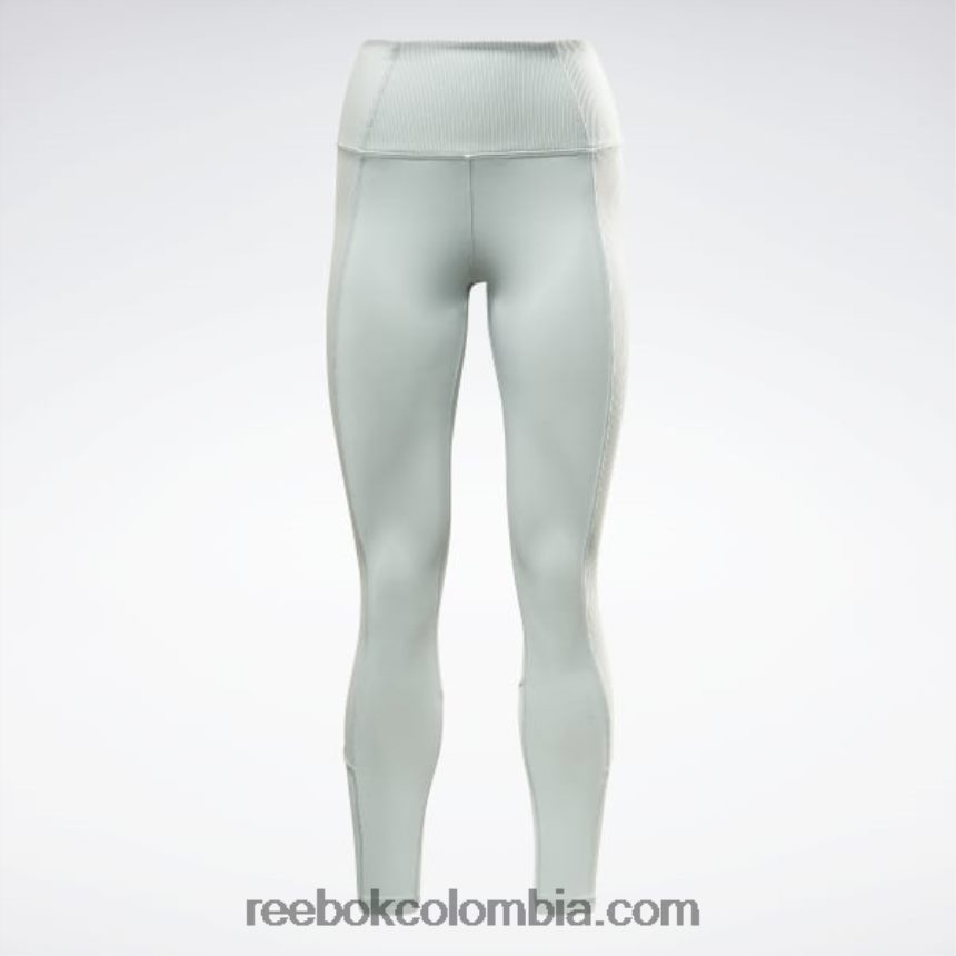 mujer gris junto al mar leggins de canalé con tiro alto Reebok D260LP615