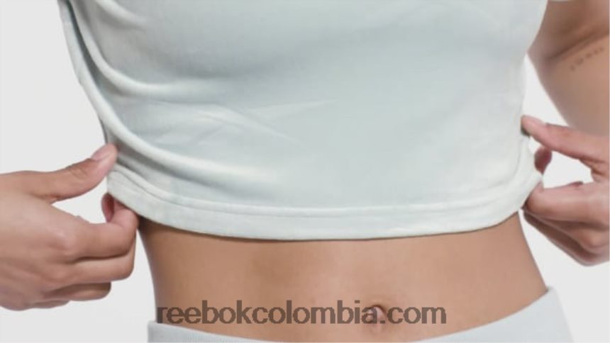 mujer gris junto al mar top clásico de energía ajustado Reebok D260LP887